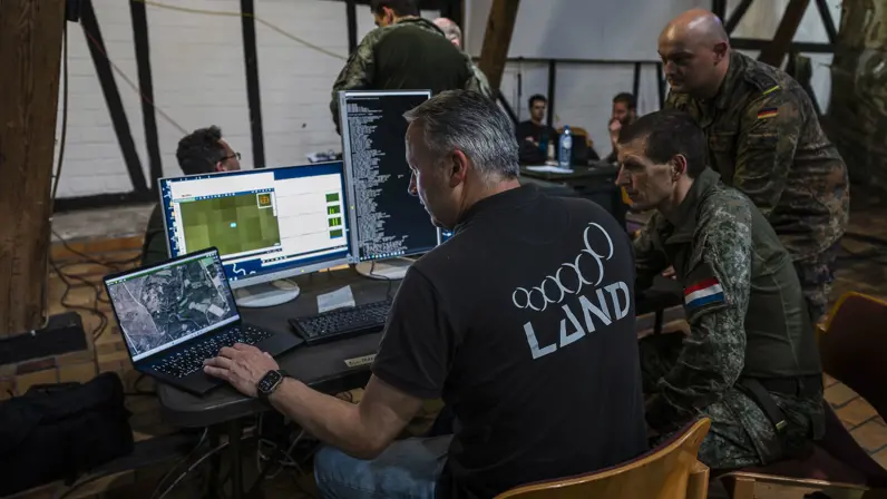 Militairen en IT-specialisten testen de Tactical Cloud tijdens oefening Fighter Lion.