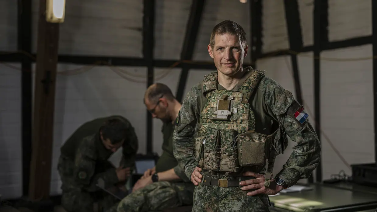Majoor Robert in de tijdelijke commandopost tijdens oefening Fighter Lion.
