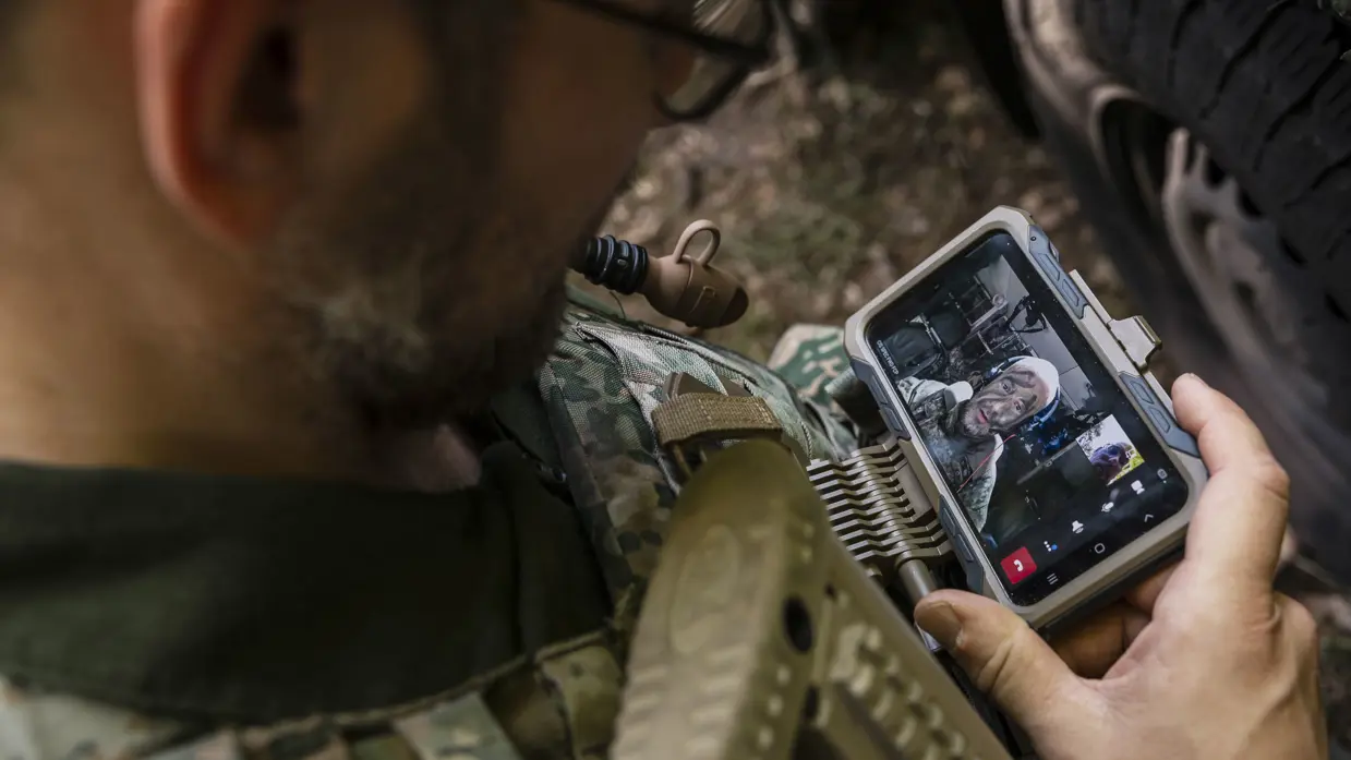 Militair gebruikt een tablet voor videobellen tijdens oefening Fighter Lion via de Tactical Cloud.