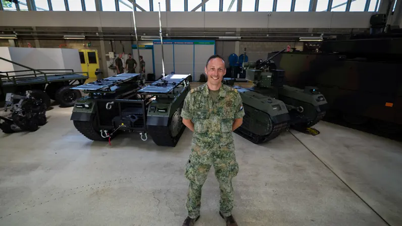 Sergeant-majoor Stephan poseert met twee Milrems. 