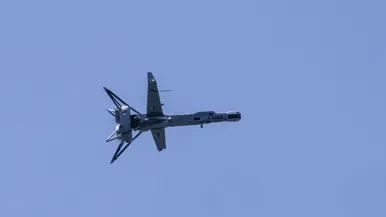 Een drone vliegt in de lucht