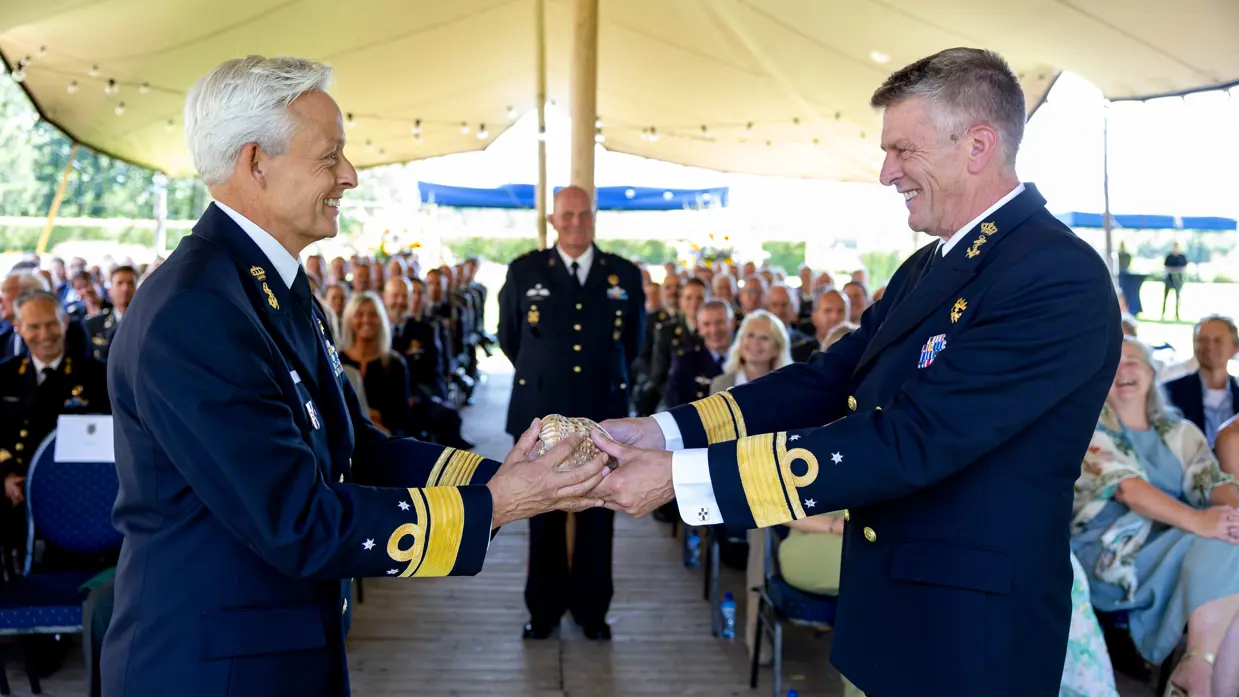 Ceremoniële overdracht van een functie bij Defensie. 