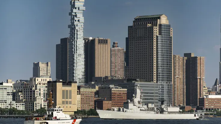 r.Ms. van Amstel vaart mee in de vlootschouw, met op de achtergrond de skyline van Manhatten, New York.oer net als Zr.Ms. Den Helder mee in de vlootschouw.