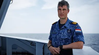 Een portret van commandant KLTZ Alex Arriëns Dwarshuis.