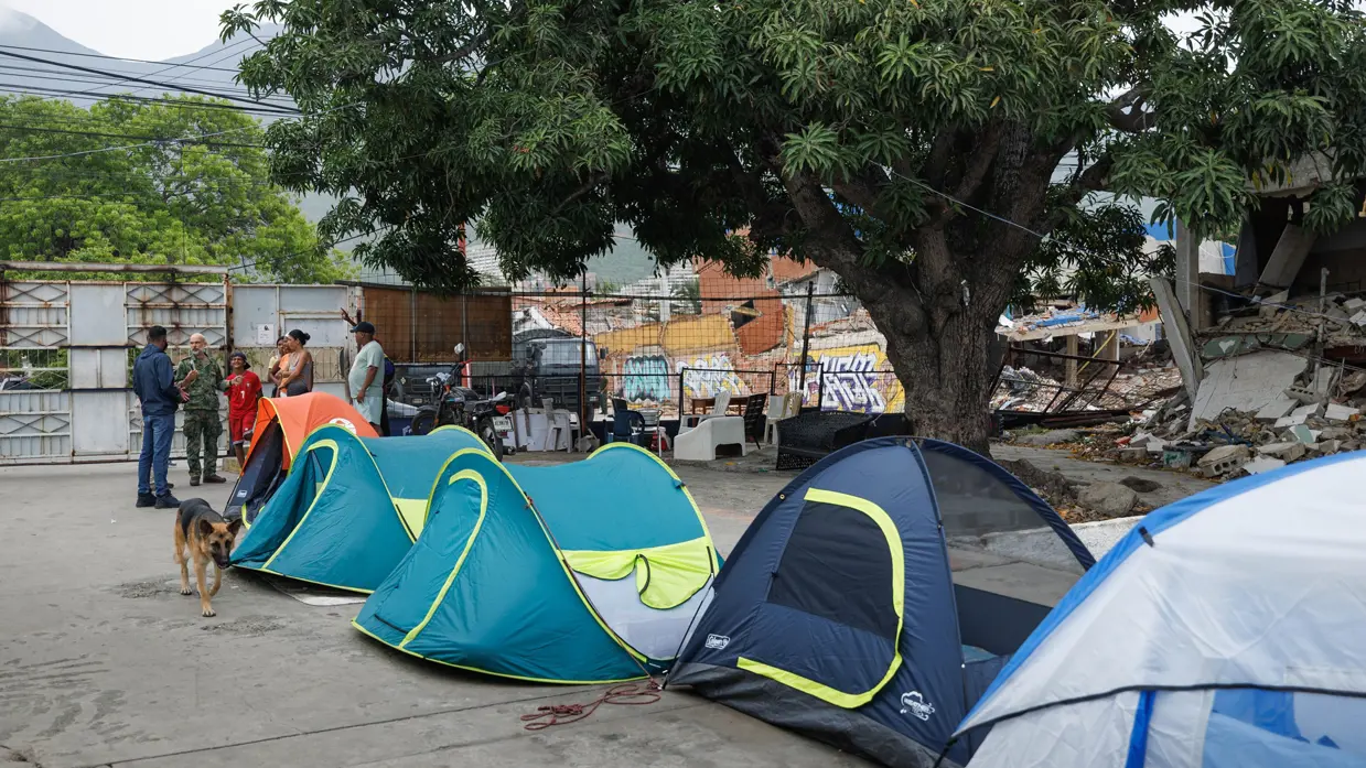 tentjes in een rij op straat.