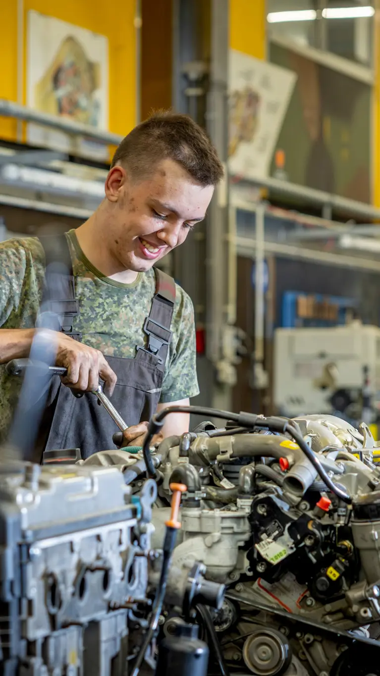 een monteur werkt aan een grote voertuigmotor