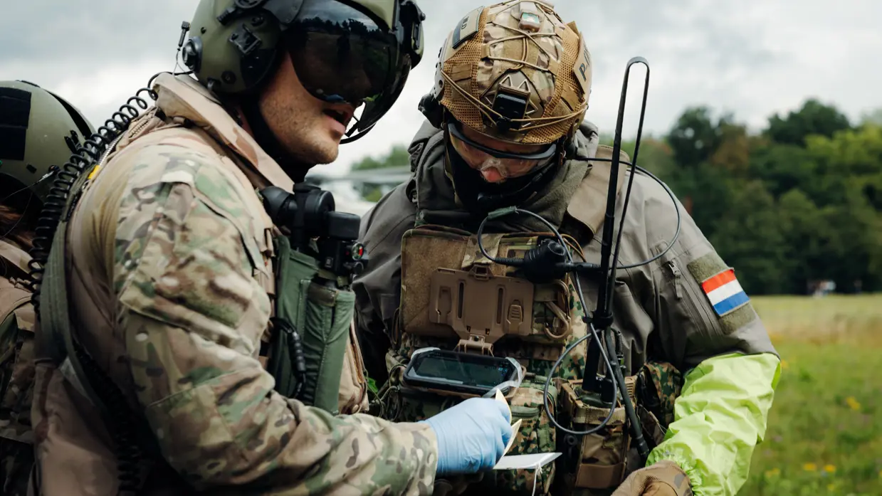 Twee militairen bespreken iets.