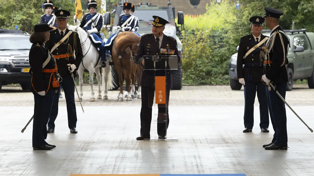 De oude en de nieuwe C-KMar staan tegenover elkaar bij de vaandeloverdracht.
