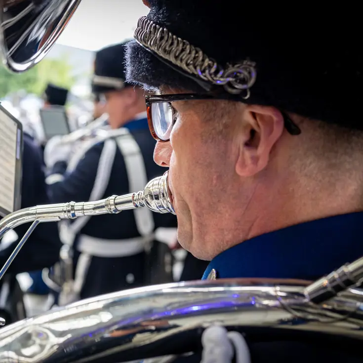 Close-up van een blazer van het Orkest Koninklijke Marechaussee.