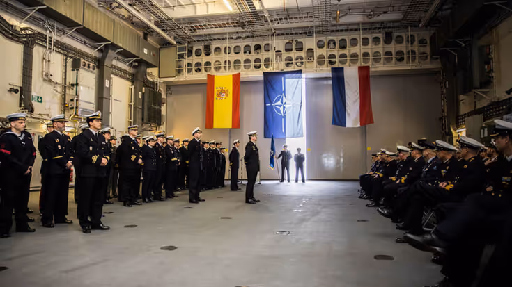 Nederlandse en Spaanse militairen tijdens de overdracht van de commandovoering SNMG in een hangaar van de Zr.Ms. Johan de Witt.