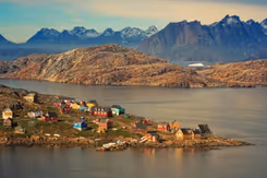 Het gehucht Kulusuk aan de Groenlandse kust