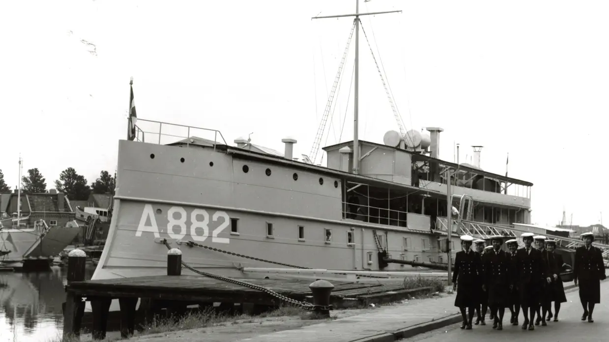 Een oud schip met een groep vrouwen in uniform in de haven