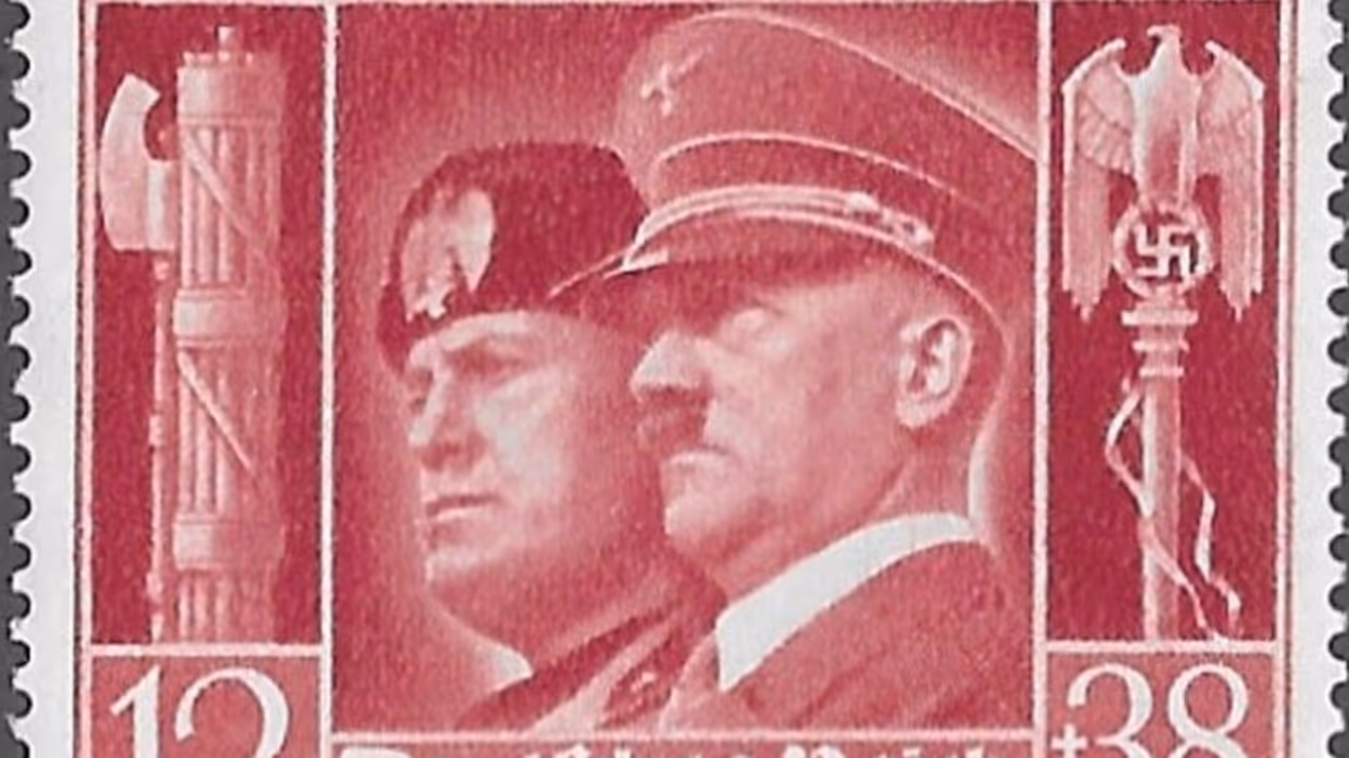 Postzegels met de beeltenissen van Adolf Hitler en Benito Mussolini.