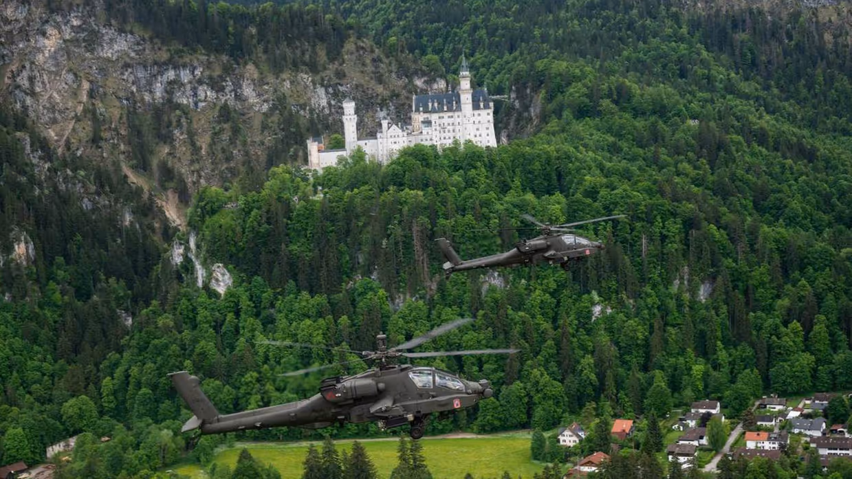 Apache helikopters vliegen langs kasteel Neuschwanstein