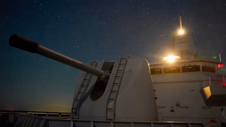 Kanon van een schip onder een sterrenhemel.