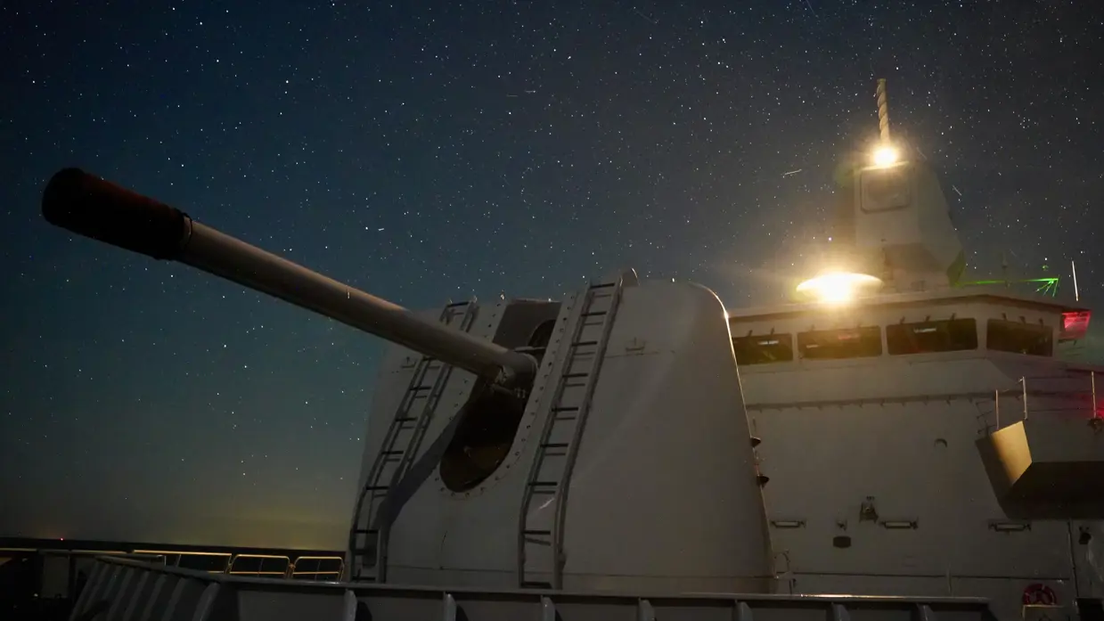 Kanon van een schip onder een sterrenhemel.