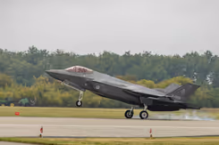 F-35 gevechtsvliegtuig stijgt op.