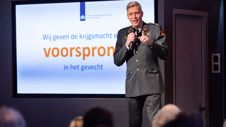 Maas houdt een toespraak. 