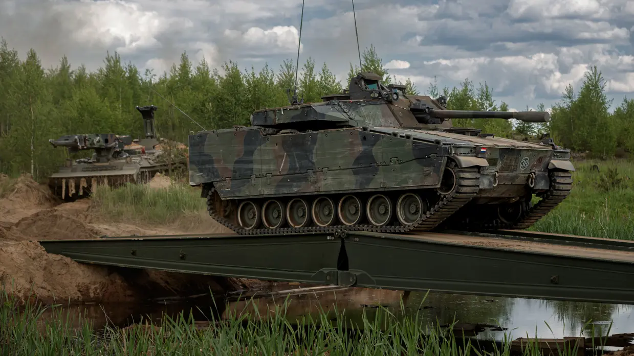 Een Nederlandse CV90 rijdt over een brug tijdens een oefening in Litouwen.