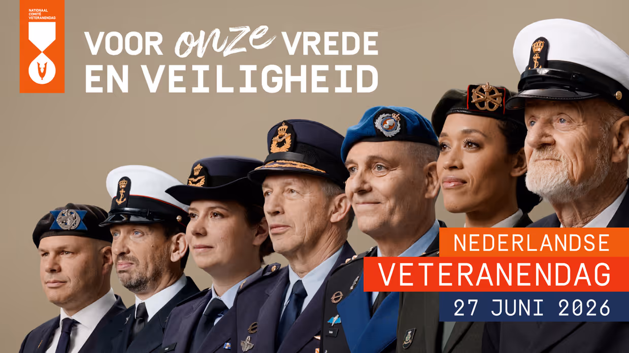 Poster Nederlandse Veteranendag 27 juni met tekst ‘voor onze vrede en veiligheid’. Op de poster staan zeven militairen van de verschillende krijgsmachtdelen.