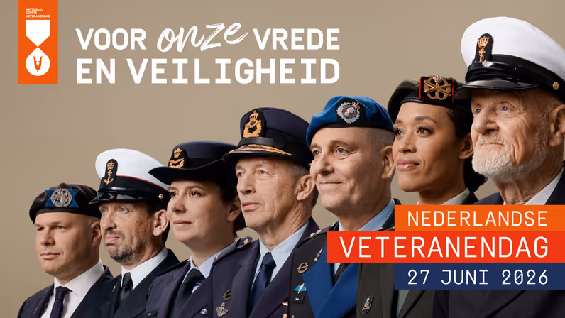 Poster Nederlandse Veteranendag 27 juni met tekst ‘voor onze vrede en veiligheid’. Op de poster staan zeven militairen van de verschillende krijgsmachtdelen.