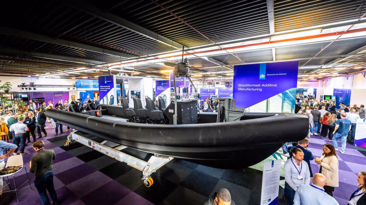 Een 3D-geprint vaartuig in een grote ruimte.