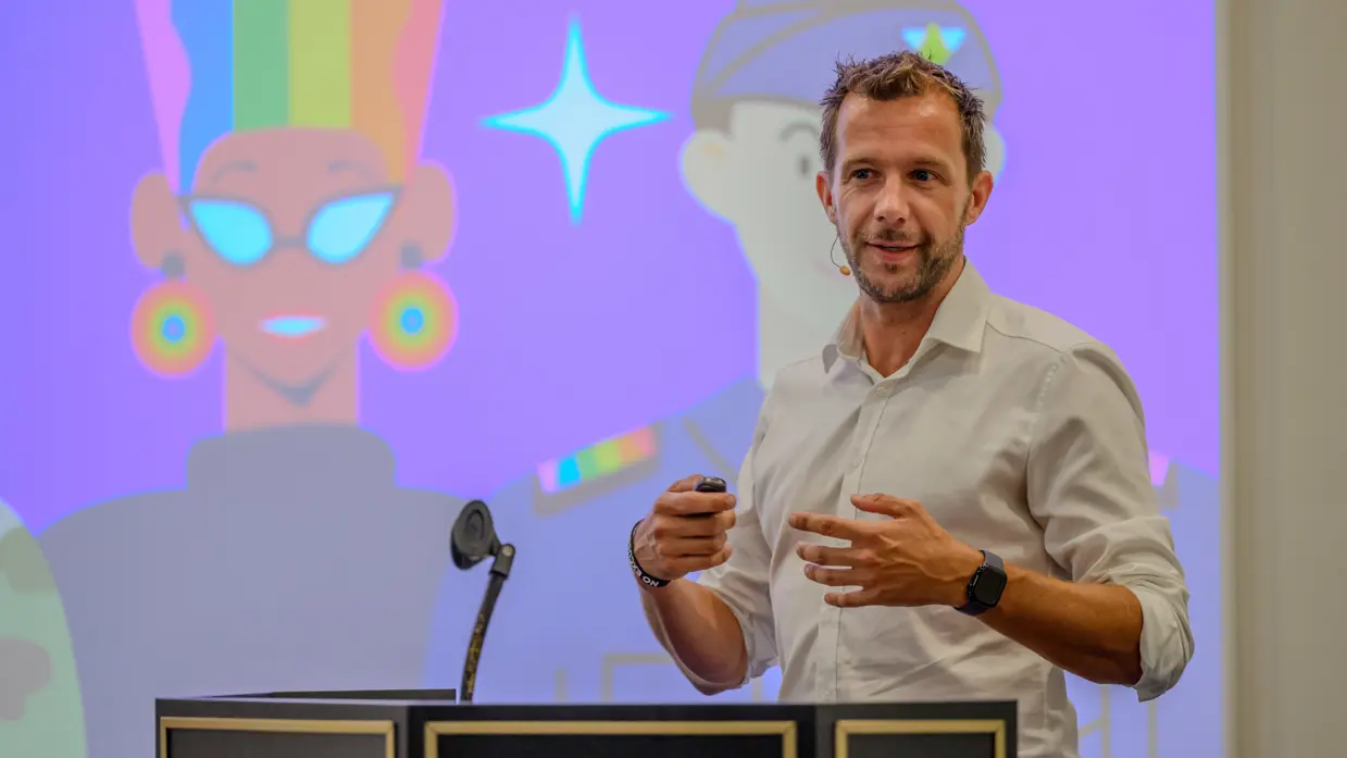 Een man geeft een presentatie over LGBTQ en het leger.