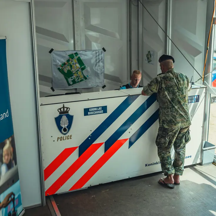 Een militair meldt zich bij de desk van de Koninklijke Marechaussee op kamp Heumensoord tijdens de Nijmeegse 4Daagse. 