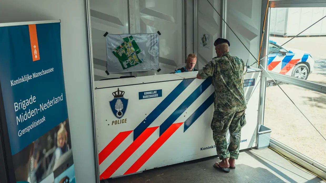Een militair meldt zich bij de desk van de Koninklijke Marechaussee op kamp Heumensoord tijdens de Nijmeegse 4Daagse. 