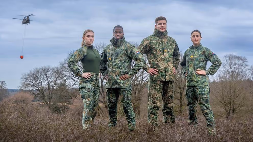 Militairen poseren op de heide in nieuwe kledij.