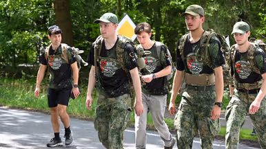 De militairen tijdens de mars.