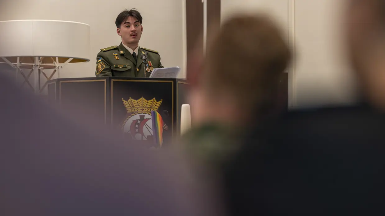 Een militair geeft een toespraak over diens geaardheid.