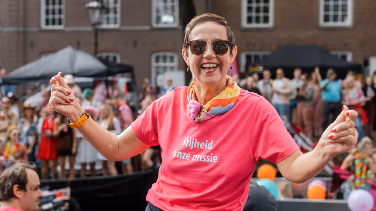 Een vrouw draagt een T-shirt waar 'Vrijheid onze missie' op staat. 