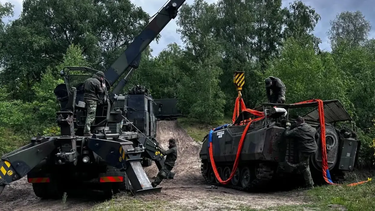 Militairen bergen met een vrachtwagen een ander voertuig.