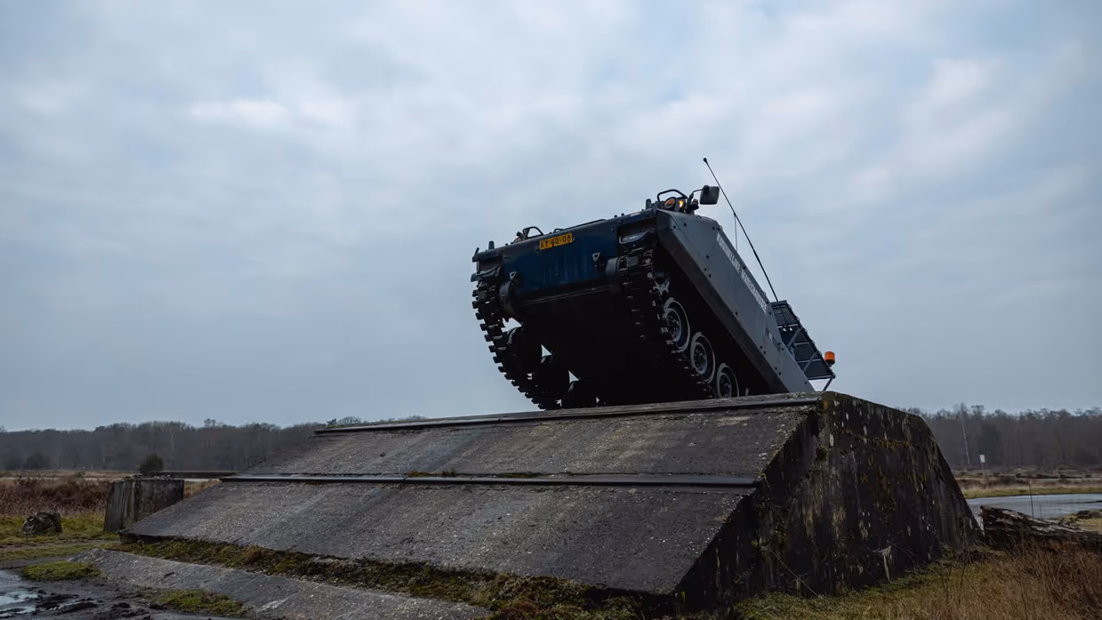 YPR-pantservoertuig beklimt opstakel.