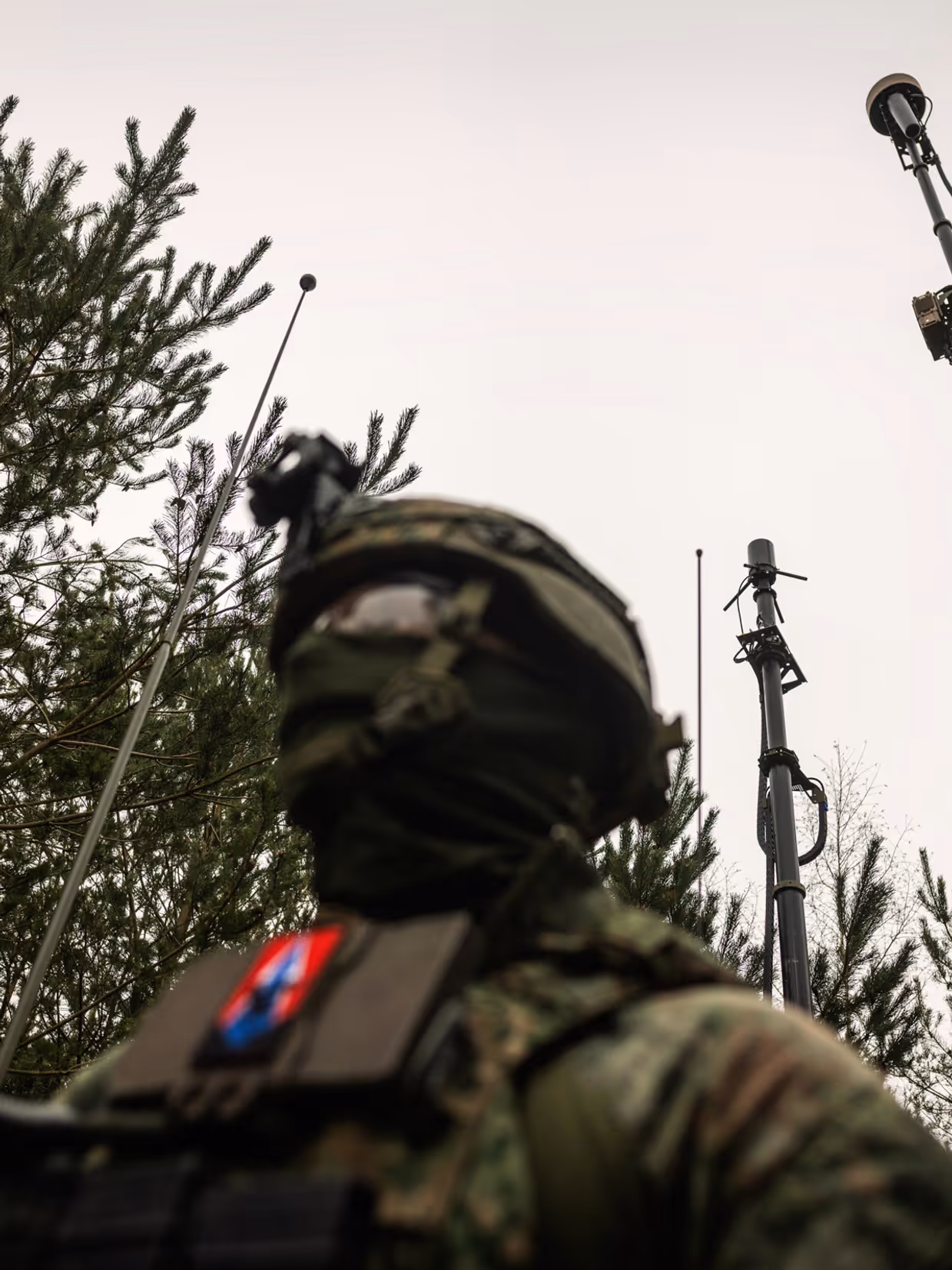 Een militair in het bos die een stabiel netwerk opzet.