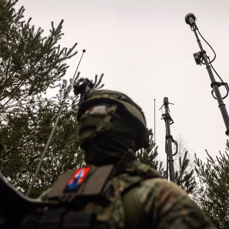 Een militair in het bos die een stabiel netwerk opzet