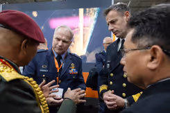 CDS Eichelsheim in gesprek met andere militairen.