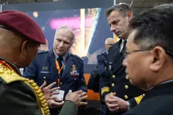 CDS Eichelsheim in gesprek met andere militairen.
