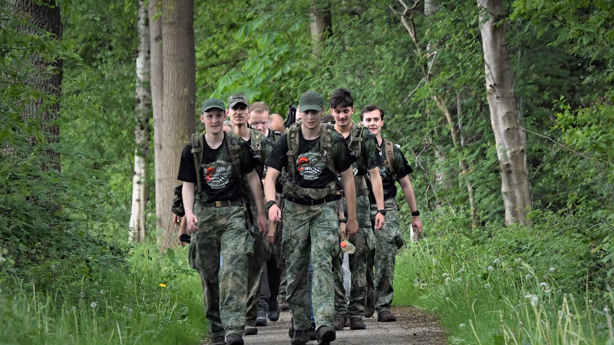 Militairen tijdens een mars.