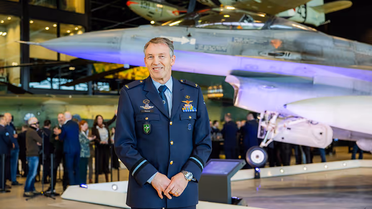 Commodore-vlieger Peter Tankink bij de F-16 MiG-killer.