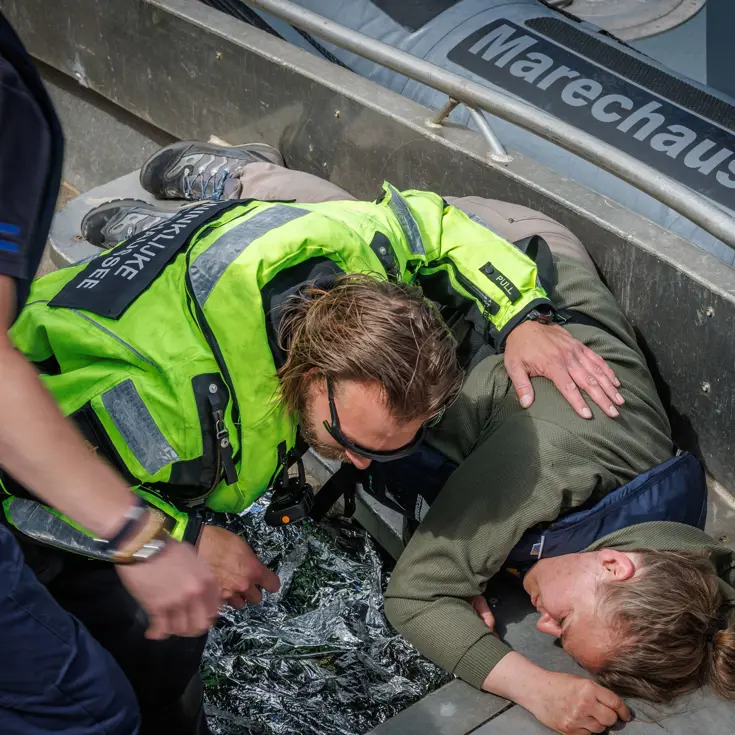 Marechaussee gebogen over een lotusslachtoffer.
