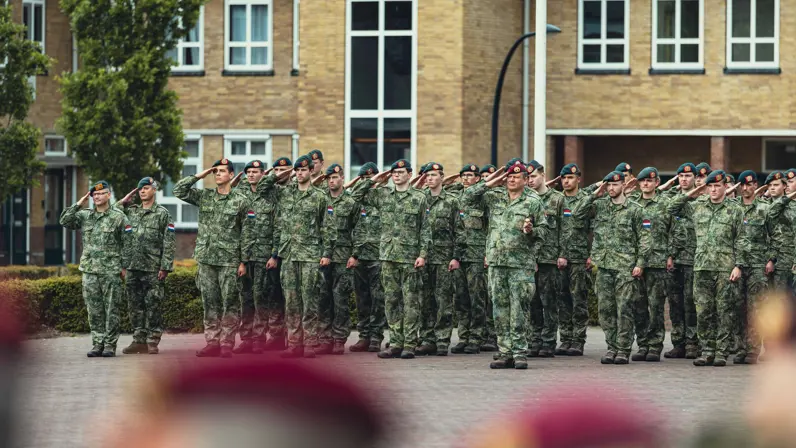 Een grote groep militairen die in de opleiding tot sergeant zitten. 