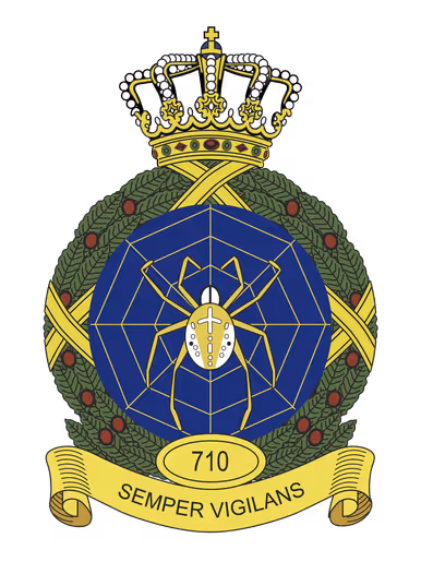 Kleurenfoto van een embleem met een spin in een web en een lauwerkrans eromheen.