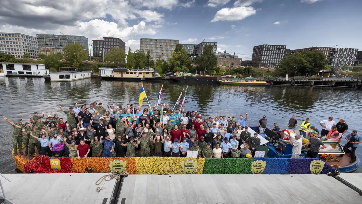 Het Defensiebootje voor Canal pride staat vol met militairen.