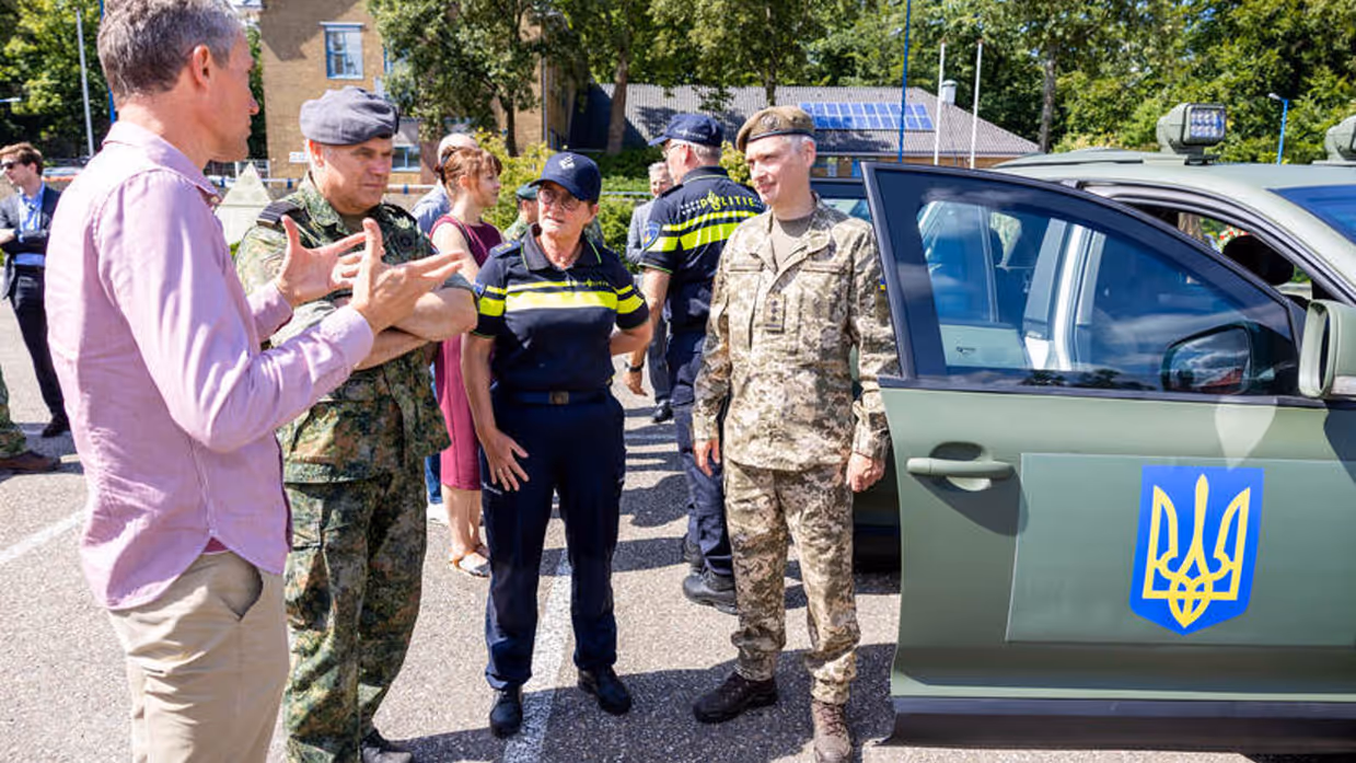 Militairen in gesprek voor Volkswagen Touareg.