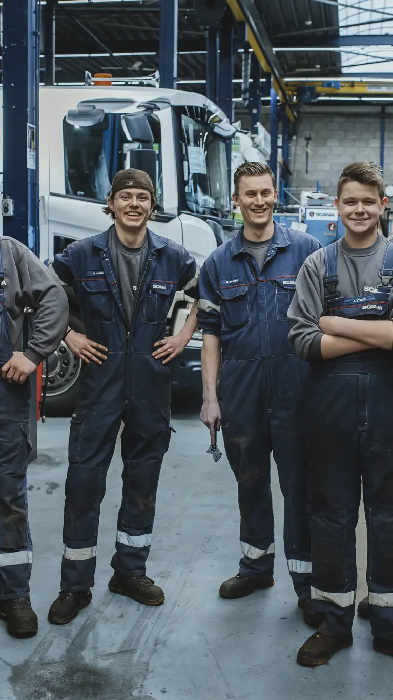 Monteurs van Scania in de werkplaats.