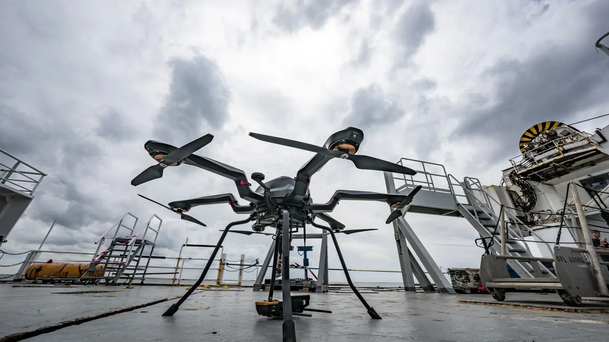 Een drone staat op het helidek van een marineschip