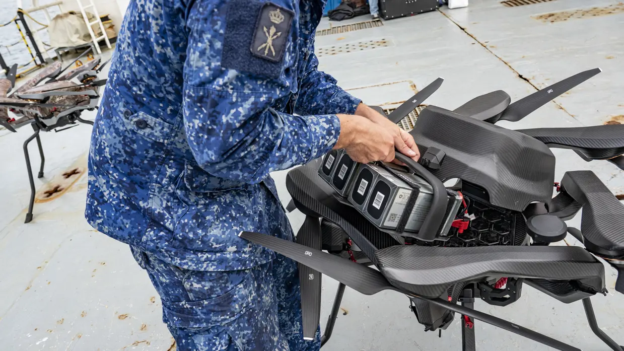 een militair sleutelt aan een drone.
