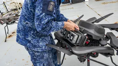 een militair sleutelt aan een drone.